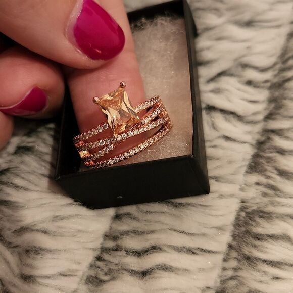 Stunning rose gold and cubic zirconia ring size 8, new without tags! Comes w/box - Picture 9 of 9